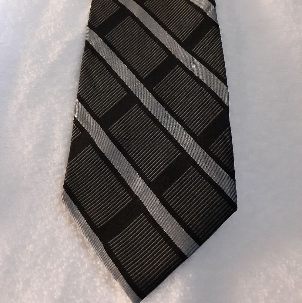 NEW in tie sleeve Kenneth Cole NY SILK tie